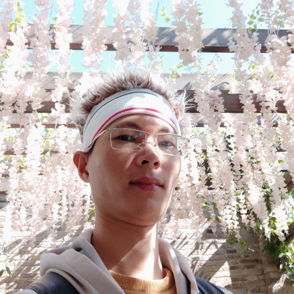 小蘑菇闻高高的照片