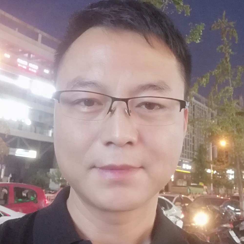 优雅深拥书包的照片