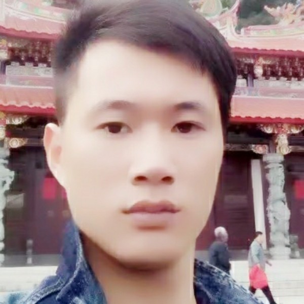 务实蹙眉香烟的照片