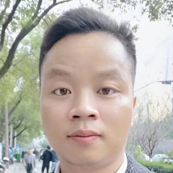 淡然深拥秀发的照片