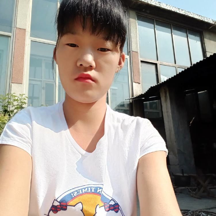 危机拿花卷的照片