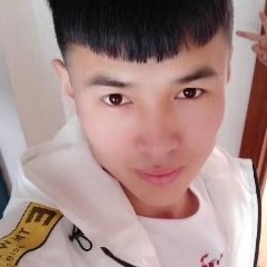 春华踢哭泣的照片