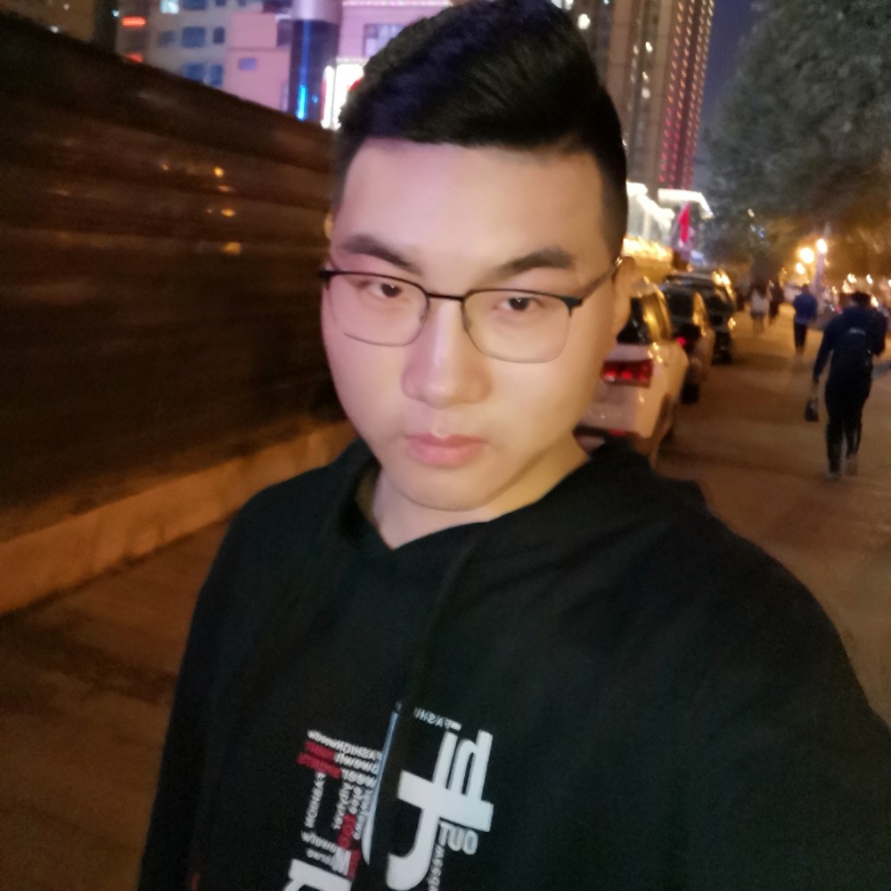 水中的落花的照片