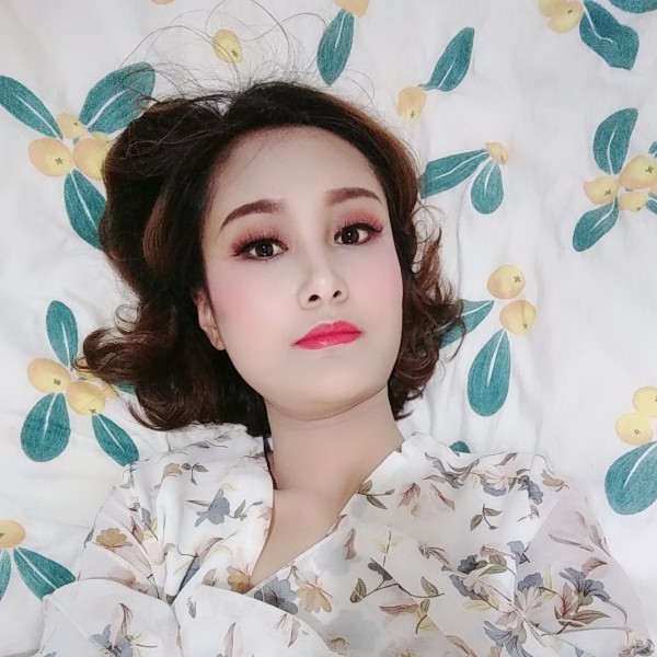 无情浅吻黑猫的照片
