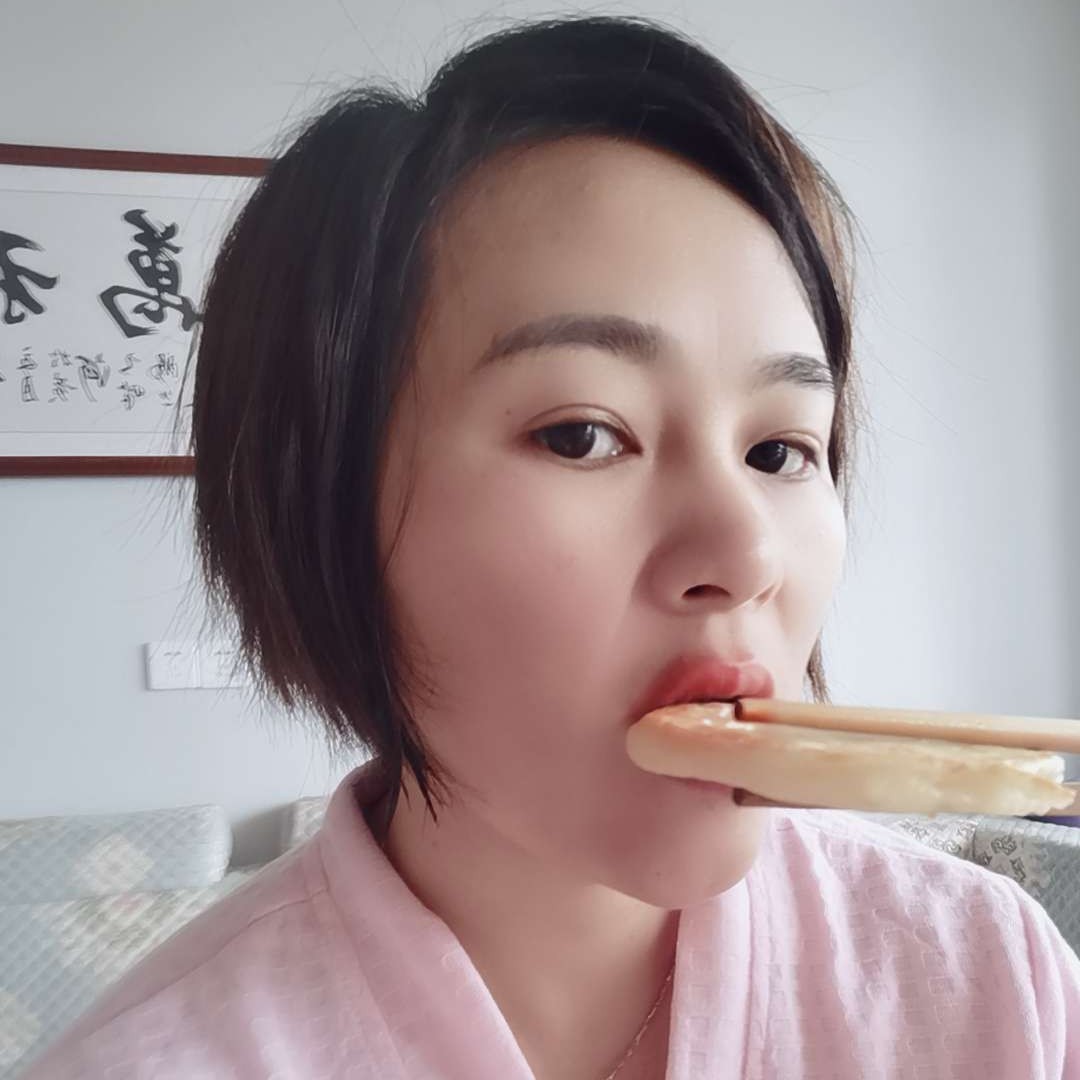 现实挽手高山的照片