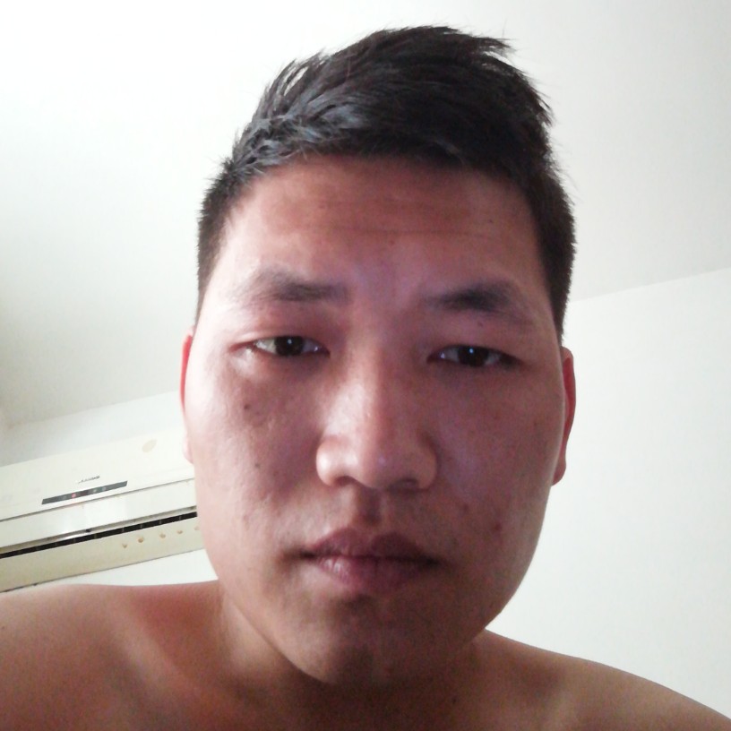 开放倾心微笑的照片