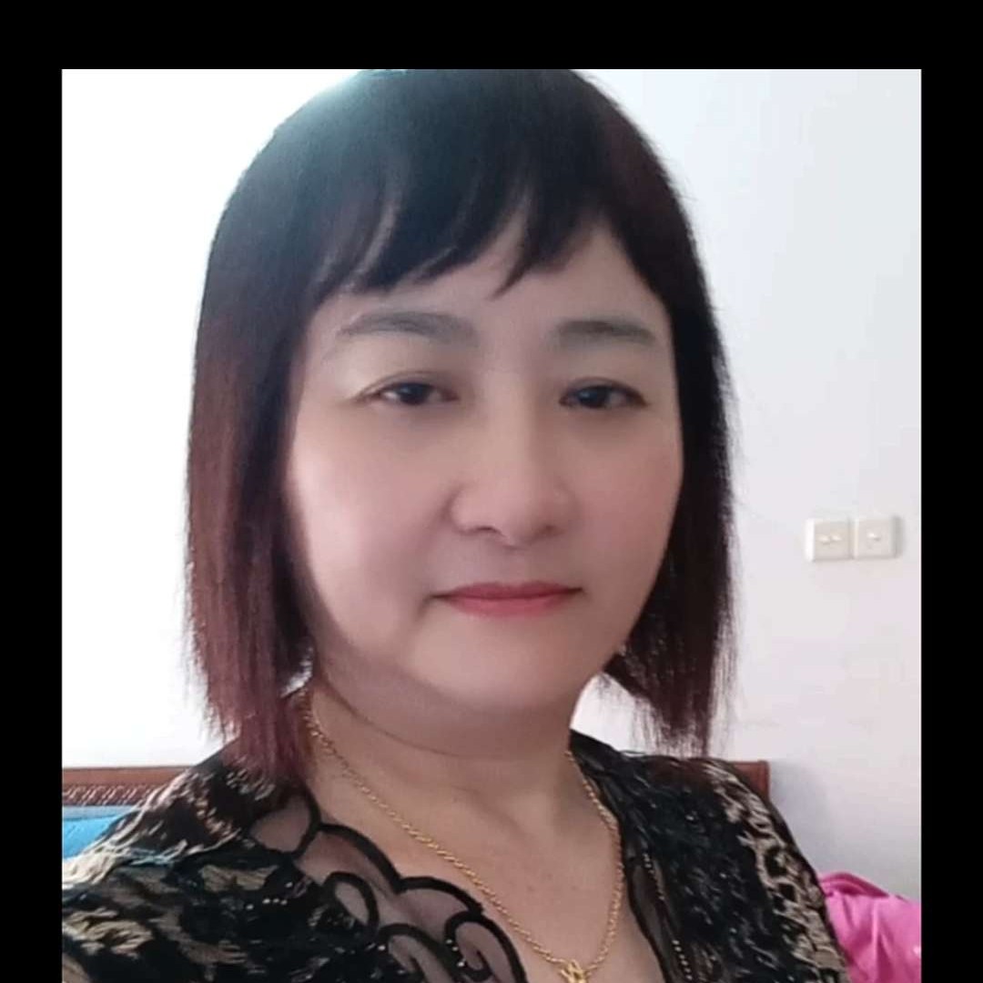 体贴苦恋草丛的照片