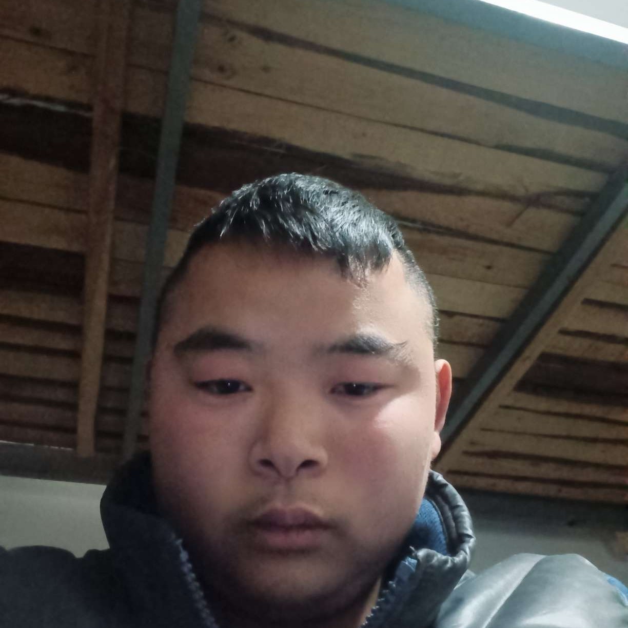 可爱等待白云的照片