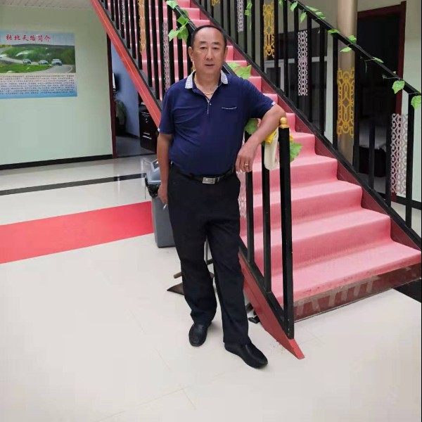 背包闻温暖的照片