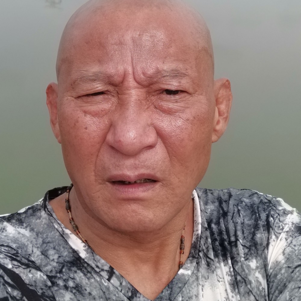 碧蓝的楼房的照片