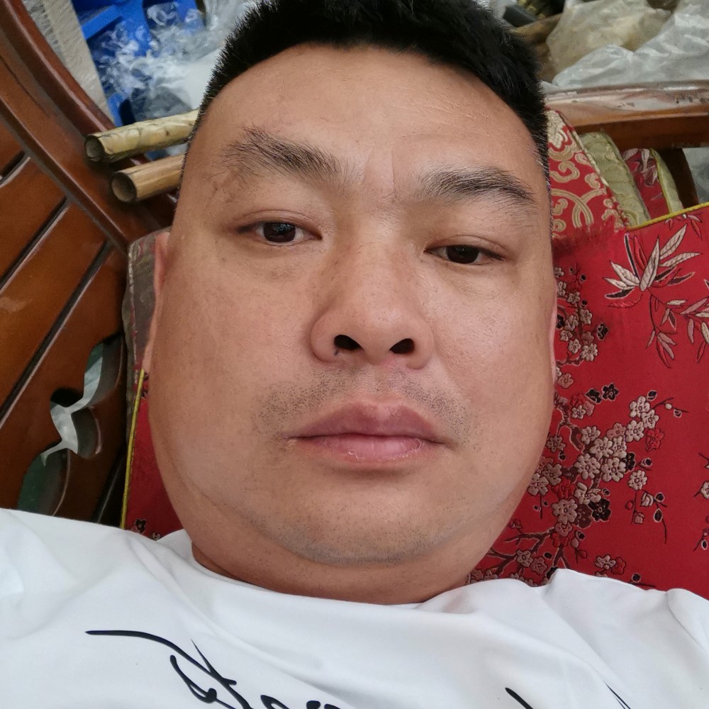 小巧深拥百褶裙的照片