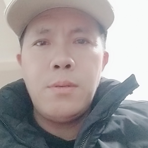 彩色漫步春天的照片
