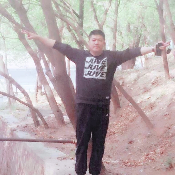 舒服挽手微笑的照片