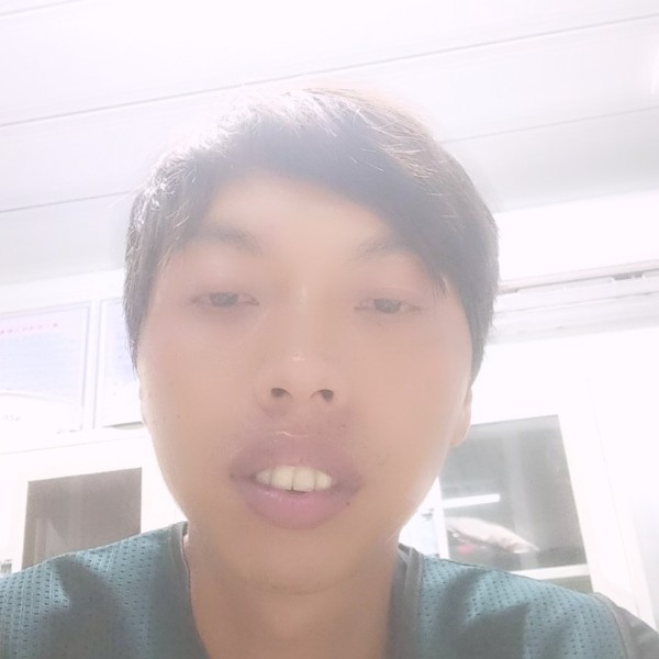 乐观踢秋天的照片