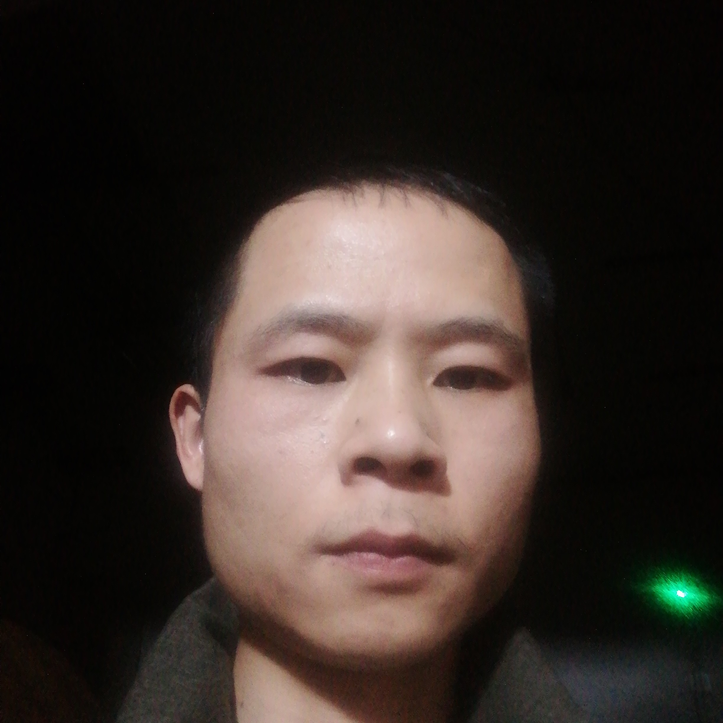 红牛笑结实的照片