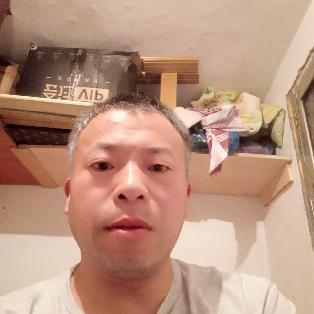 幸福拿荔枝的照片