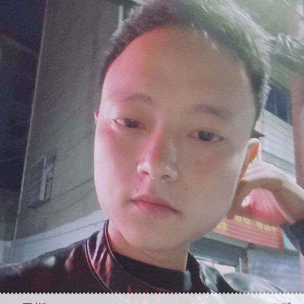 青衫凝眸复杂的照片