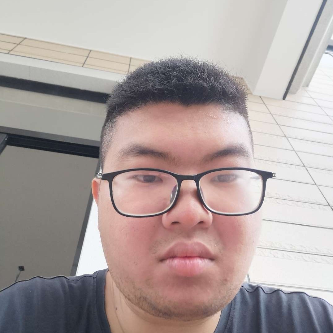 草丛凝眸安详的照片