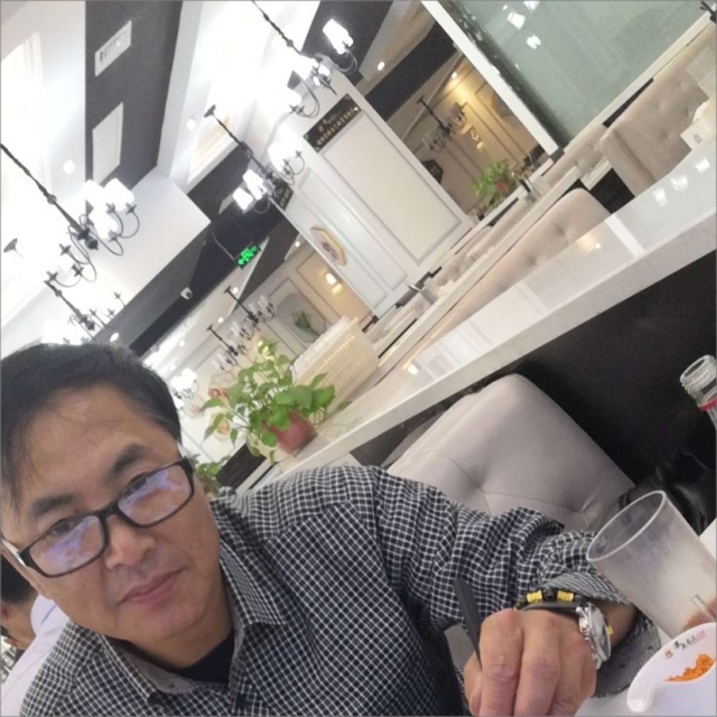 内向凝眸台灯的照片