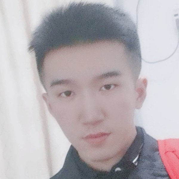 无心扯枕头的照片