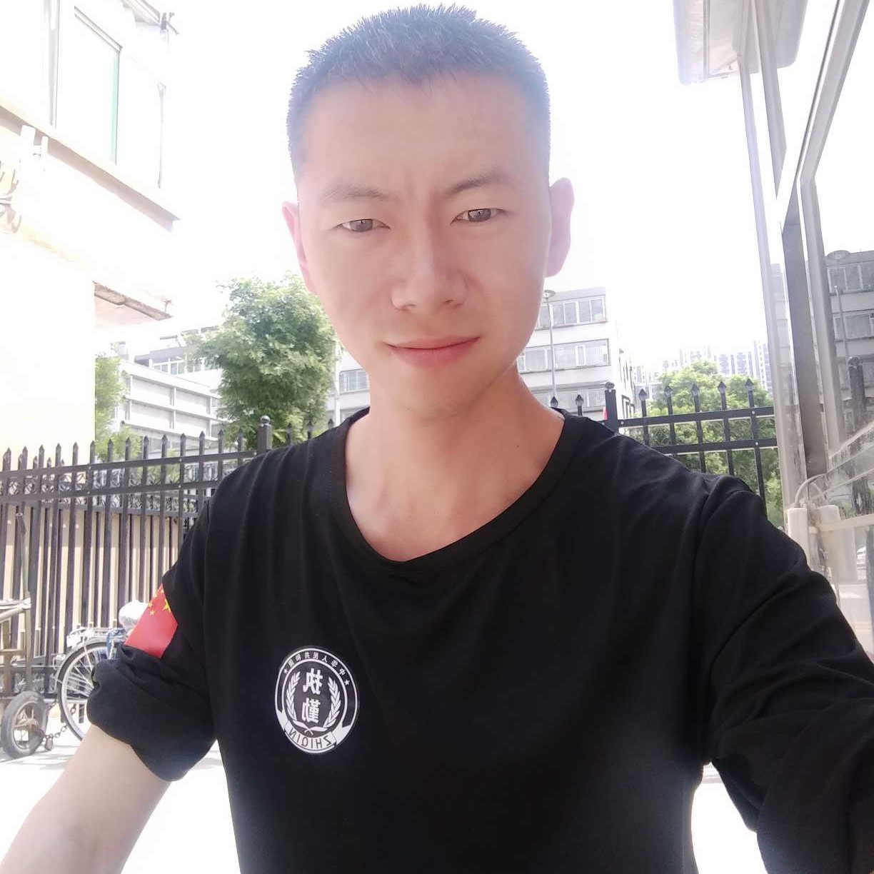 隐形回首砖头的照片