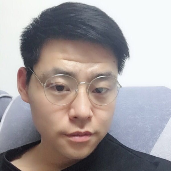 独寂深拥小松鼠的照片