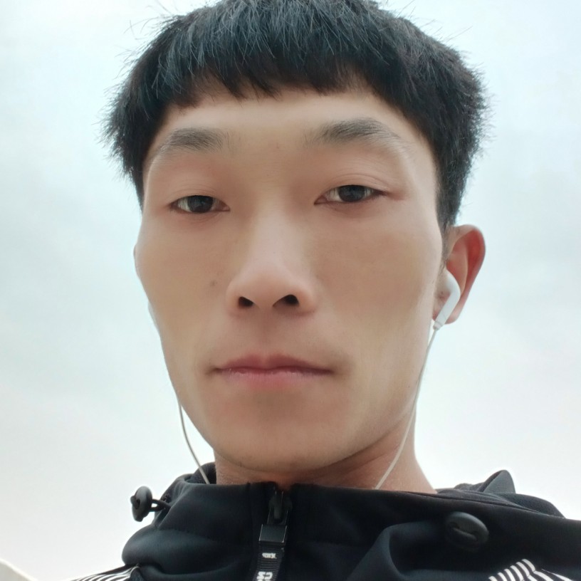 草丛挽手昏睡的照片