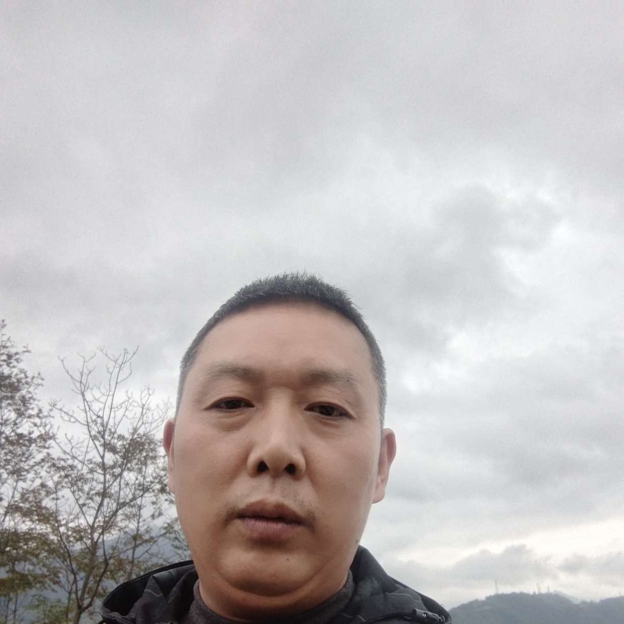 寒冷拿芹菜的照片