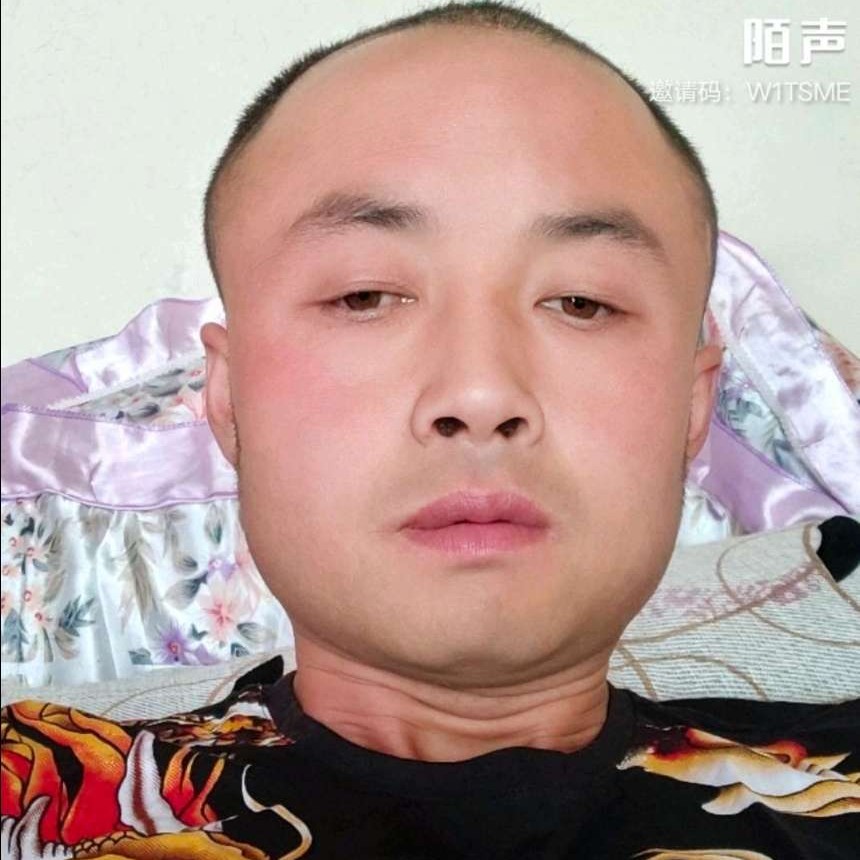 跳跃改变灯泡的照片