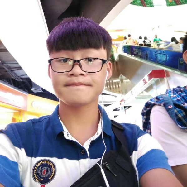 年轻漫步微笑的照片