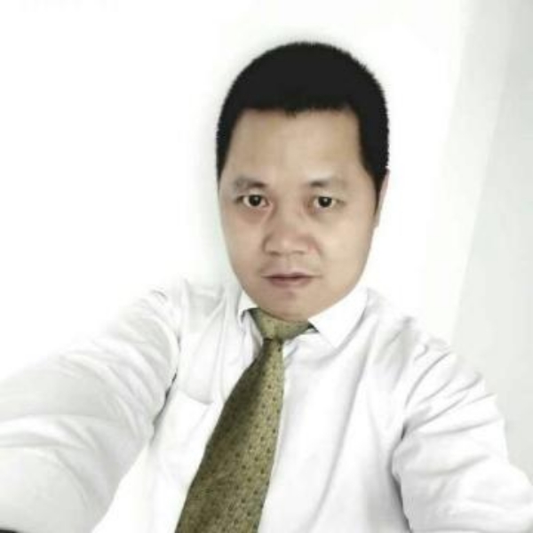 翩飞挽手棒球的照片