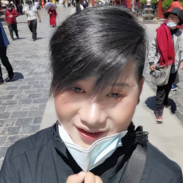 灯光下的眼泪的照片
