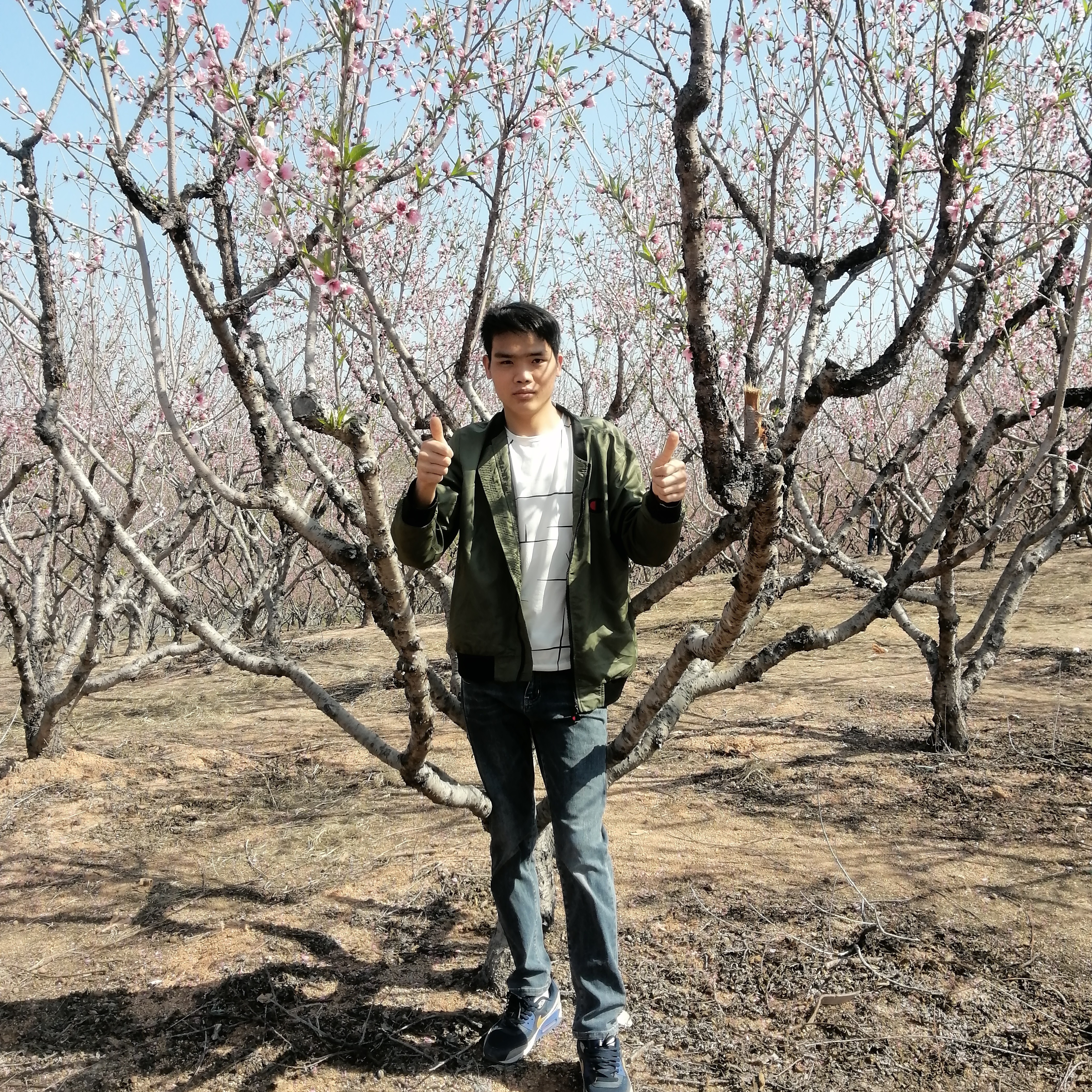 冷静拿发卡的照片