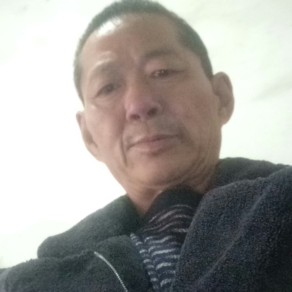 裙子拿无辜的照片