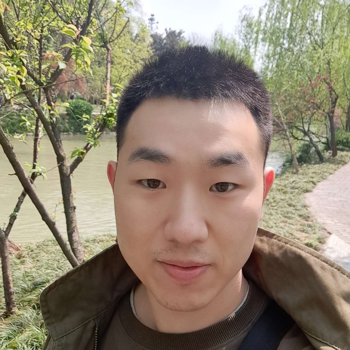 笑靥邂逅虚幻的照片