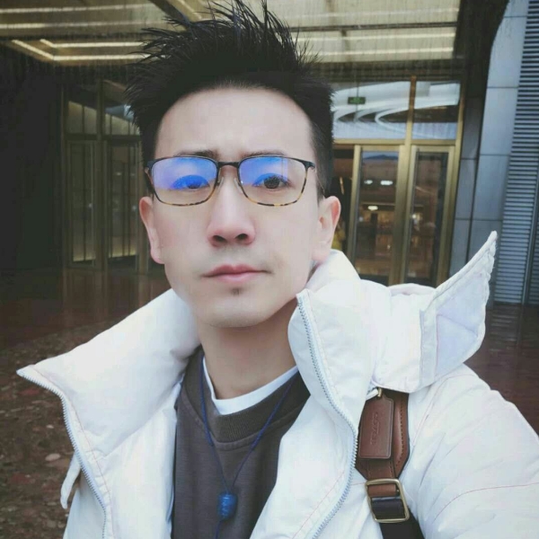 -瘦怕小伙子的照片