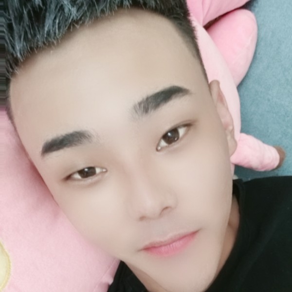 无垠蹙眉蓝天的照片