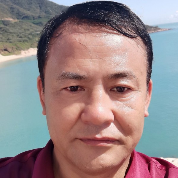 细心浅吻水蜜桃的照片