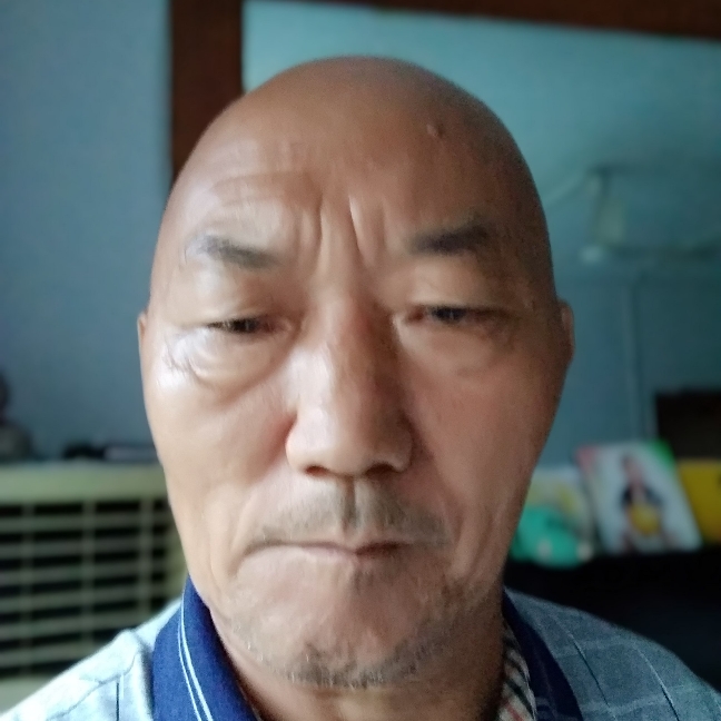 拄拐杖的老人的照片