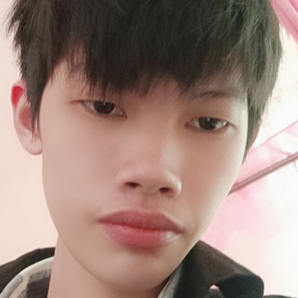 激动回眸微笑的照片