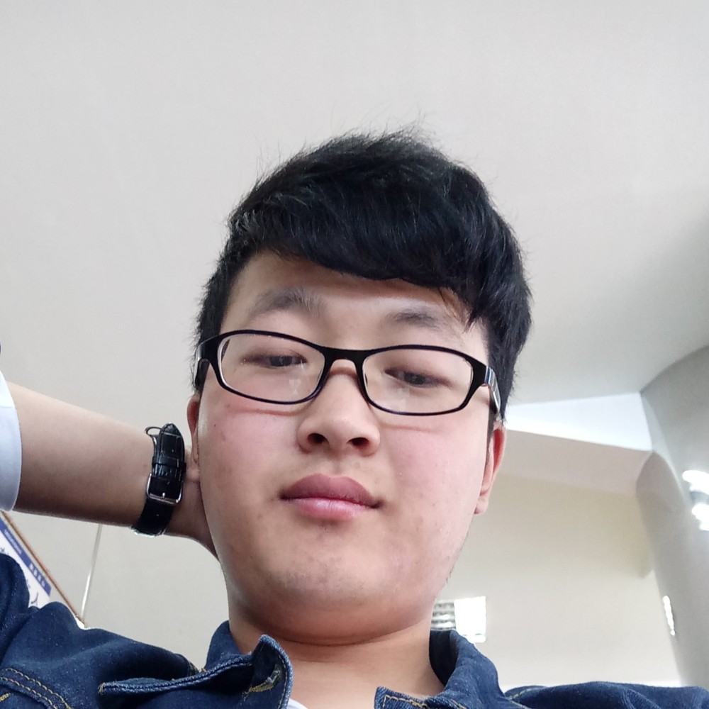 小伙回眸追寻的照片