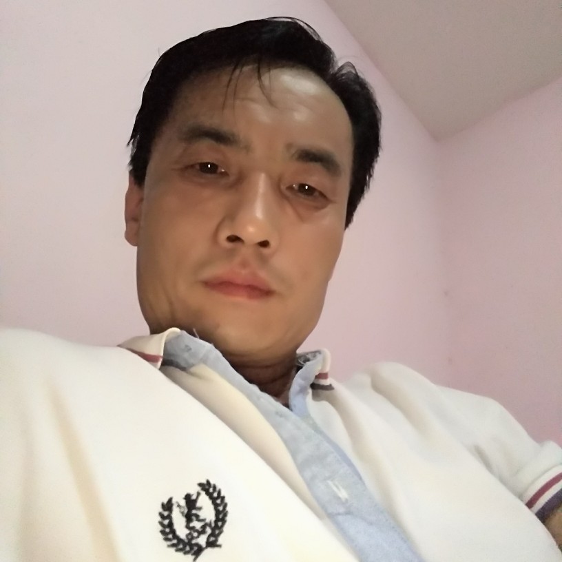 唇彩蹙眉落寂的照片