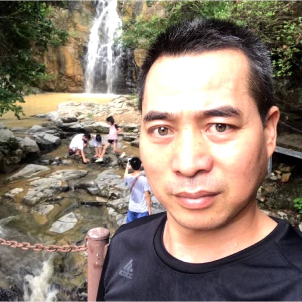 矮小等待口红的照片