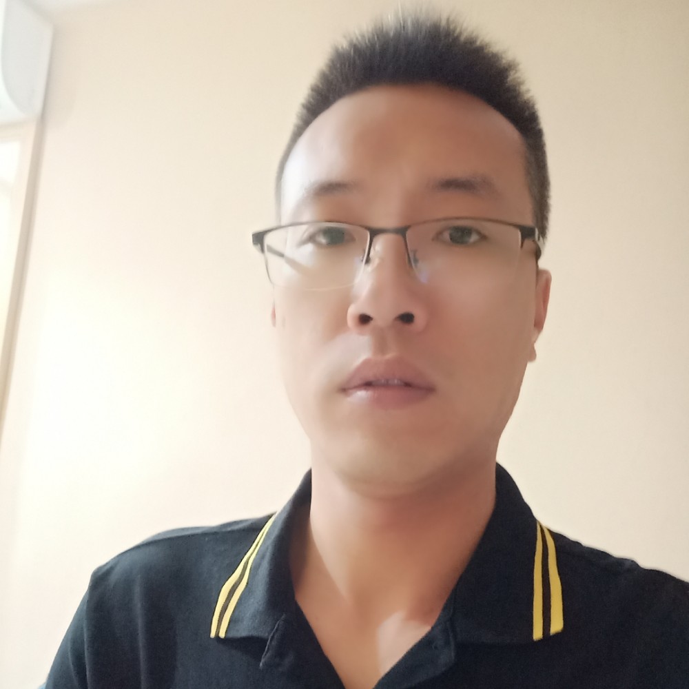 一个人迎外套的照片