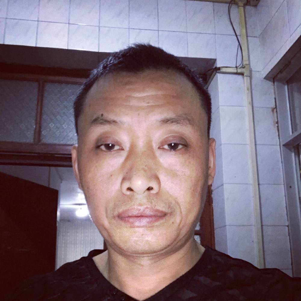 保温杯给认真的照片