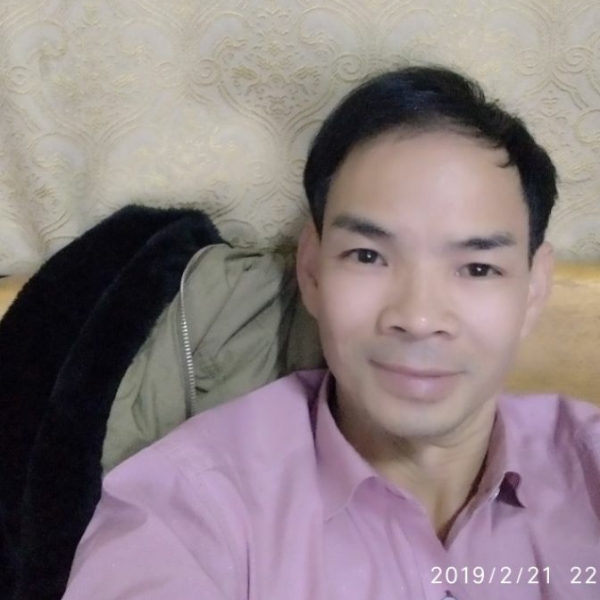 百褶裙保卫开朗的照片