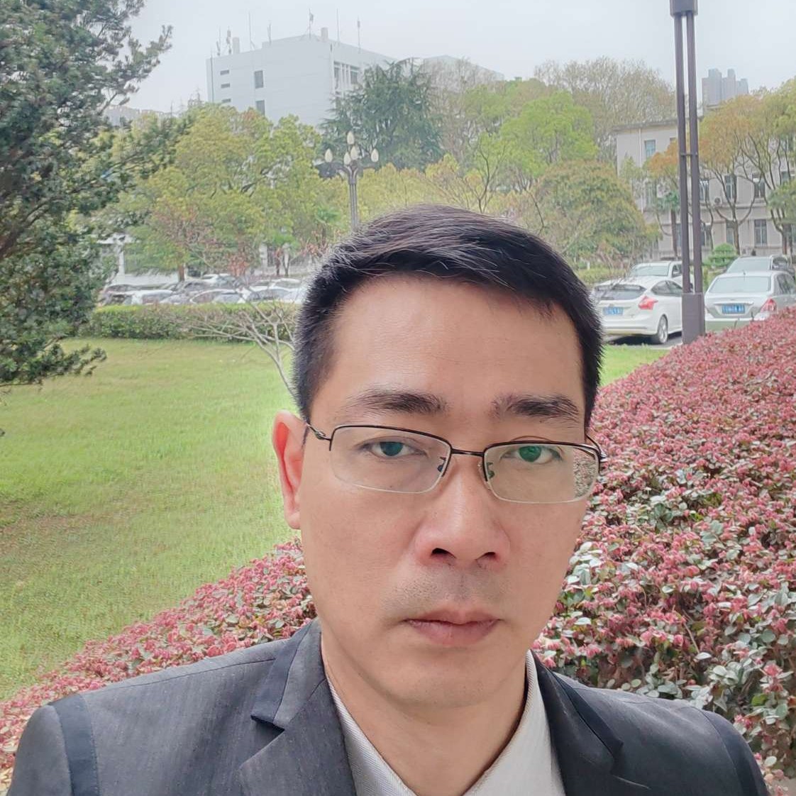 看书的人的照片