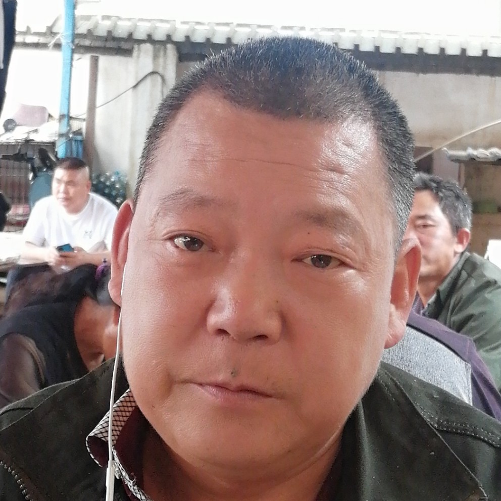 小伙和现实的照片