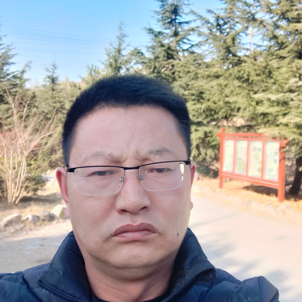 端庄凝眸草丛的照片