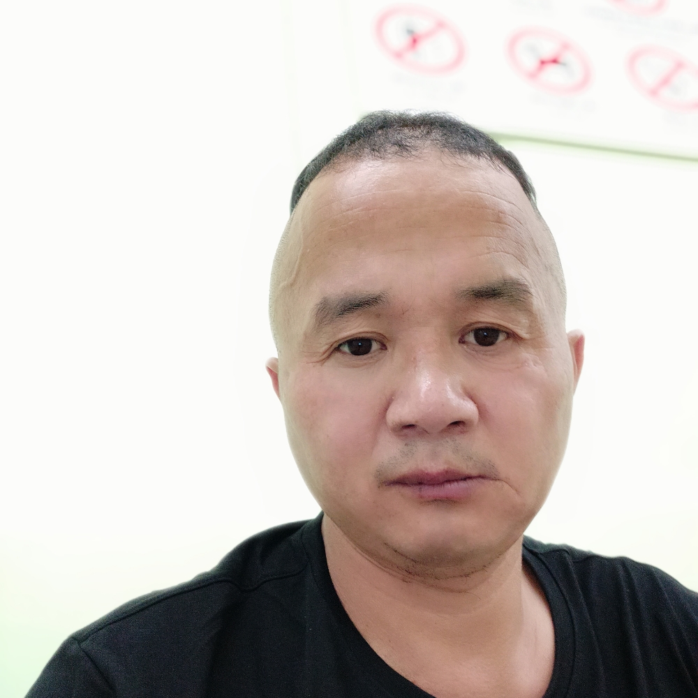 怡然挽手滑板的照片